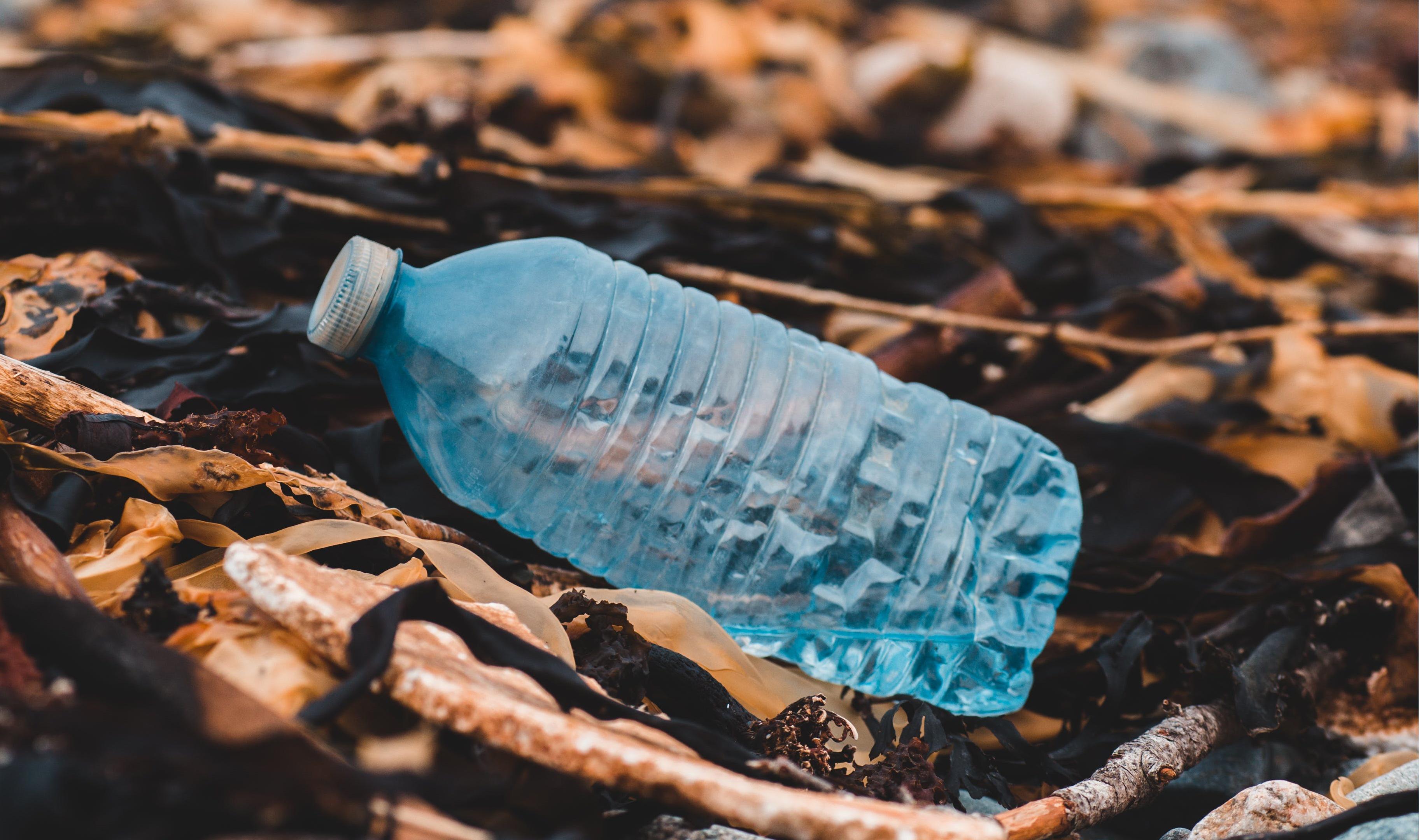 В литре бутилированной воды ученые нашли 240 000 фрагментов пластика
